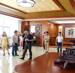 何總親臨勘察后.為何大量進購？